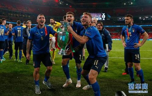意大利球迷欧洲杯夺冠